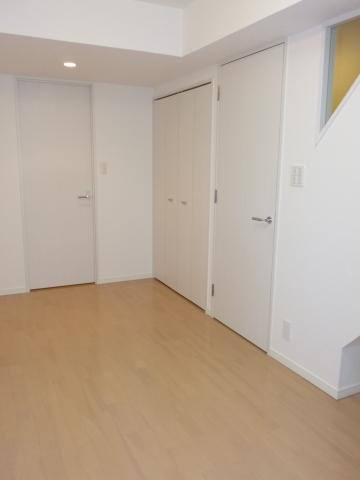 Non-living room. (1)