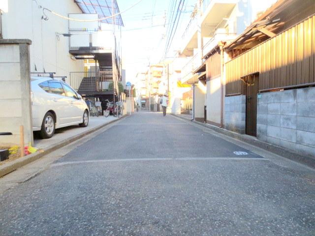 Local photos, including front road. East front road. There 4m.