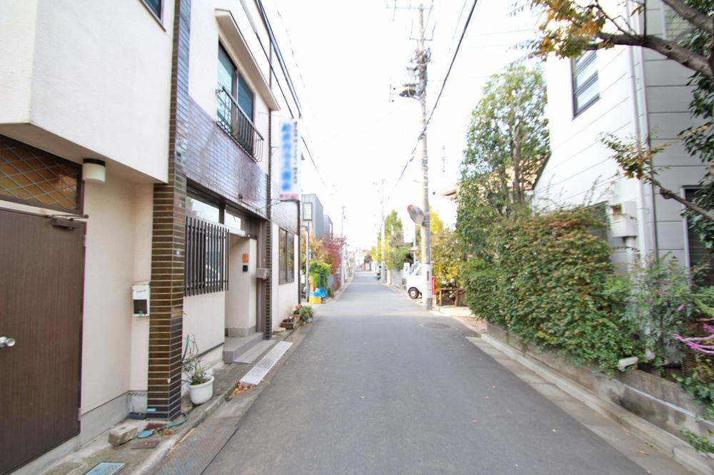 Local photos, including front road. Traffic volume is also less, Small children is also safe. 