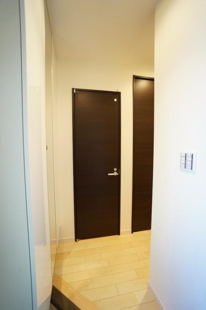 Entrance. The entrance has been set up also shoebox of large capacity