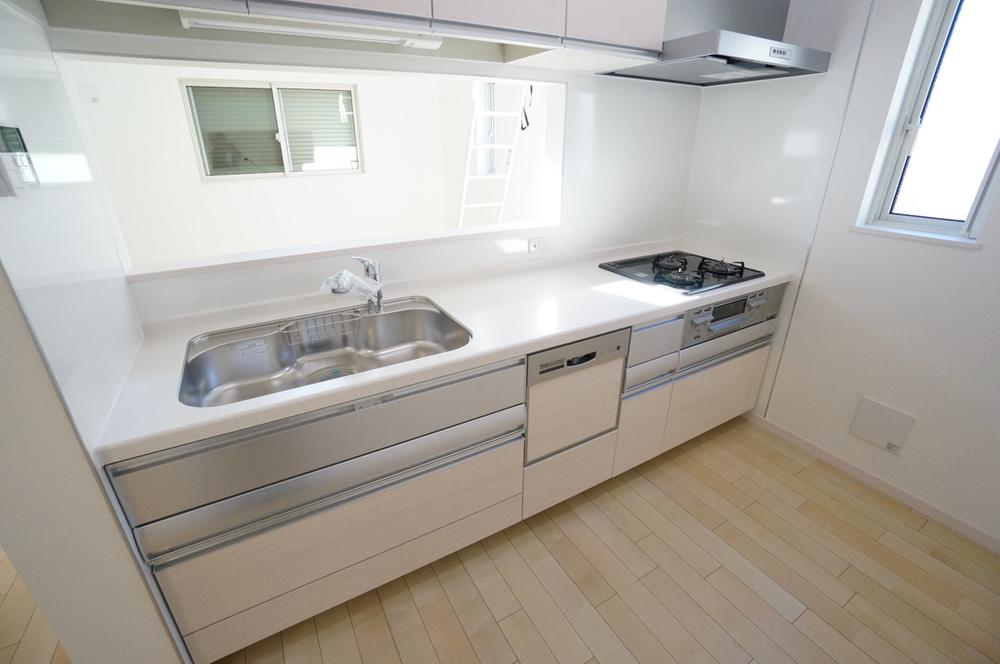 Kitchen. Can you and the preparation of your meal while watching the family of the smile from the counter kitchen