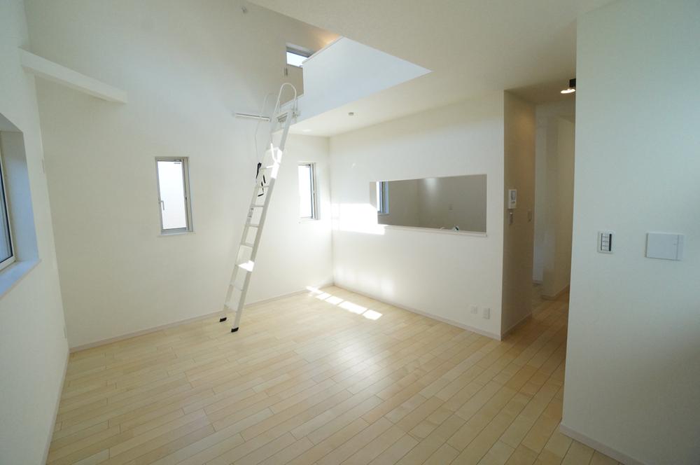 Living. Because it is the position of the window in consideration for lighting, It has enough to ensure the brightness. It will emphasize the floor material is also the brightness of the white keynote.