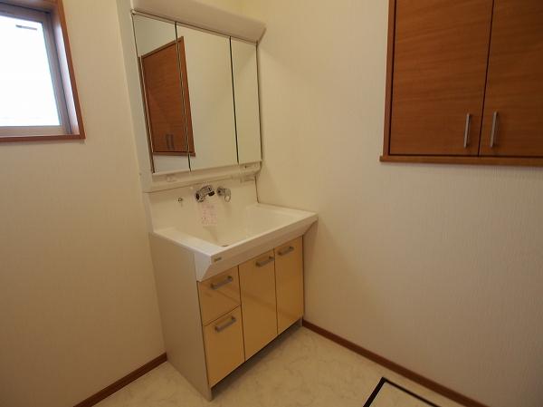 Wash basin, toilet. Room (August 2013) Shooting