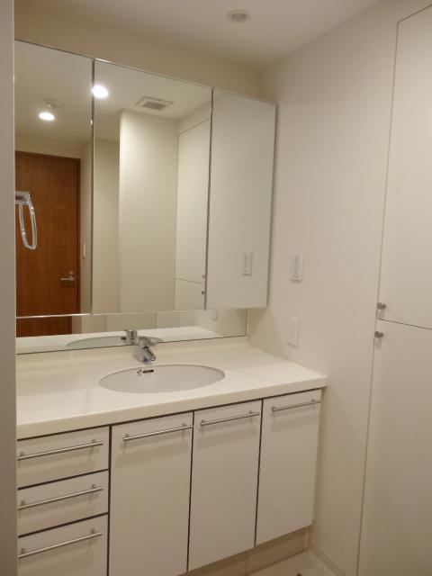 Wash basin, toilet. Indoor (12 May 2013) Shooting
