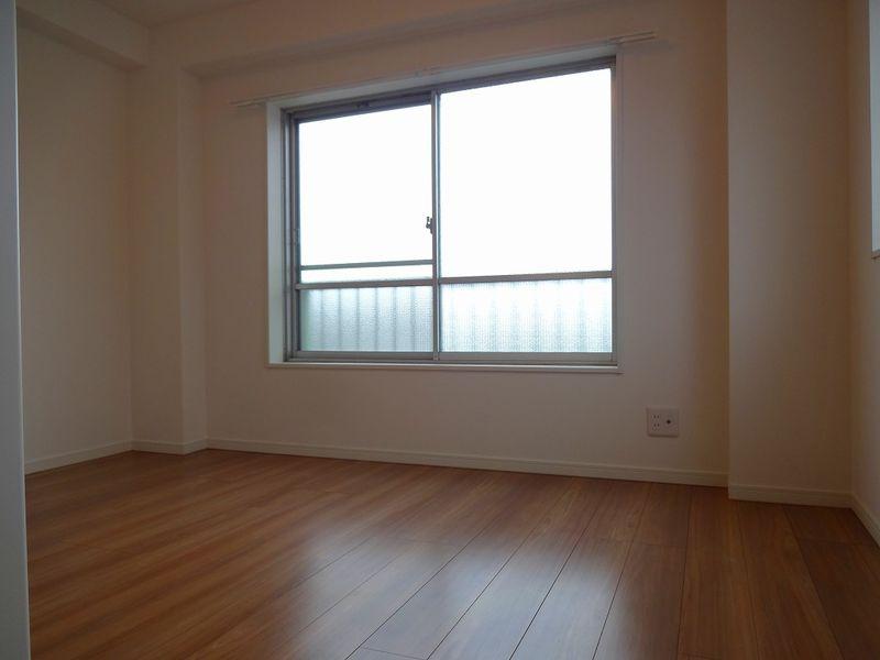 Non-living room. Bathroom