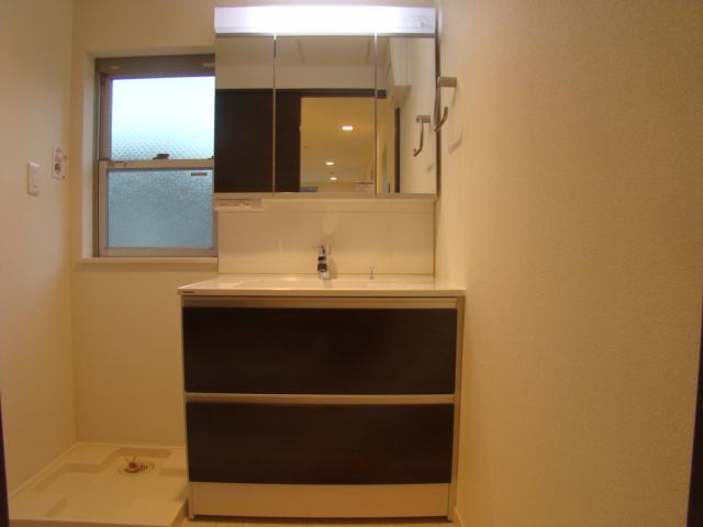 Wash basin, toilet. Indoor (12 May 2013) Shooting