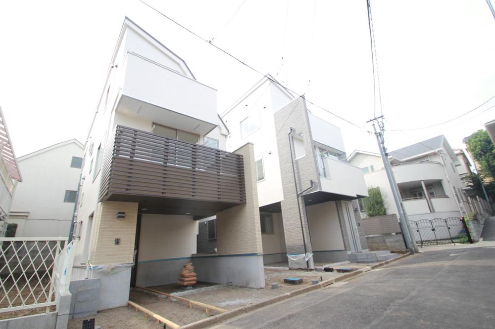 Local appearance photo. Newly built single-family Nakano Nakano 1-chome. All three buildings. So we have the building completed, You can preview any time. JR "Nakano" is conveniently located a 10-minute walk from the station. Day is also good.