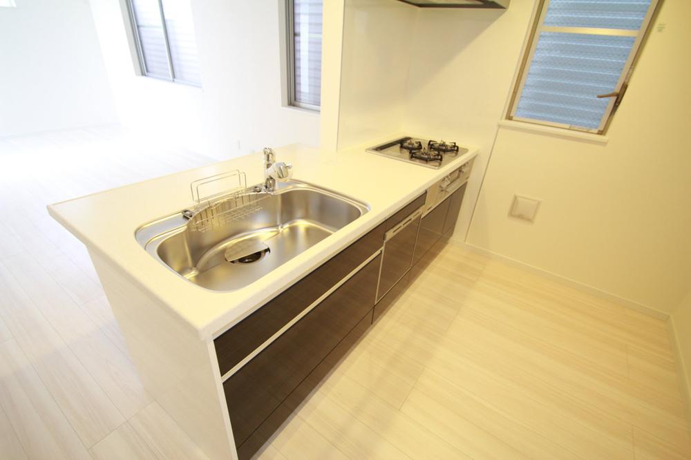 Kitchen. System kitchen with dish washing dryer. It is a popular face-to-face kitchen.