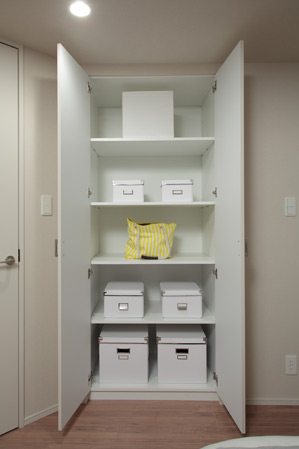 Receipt.  [System storage (Western-style 1)] At the installation of the system storage, Small parts can also be neat storage.