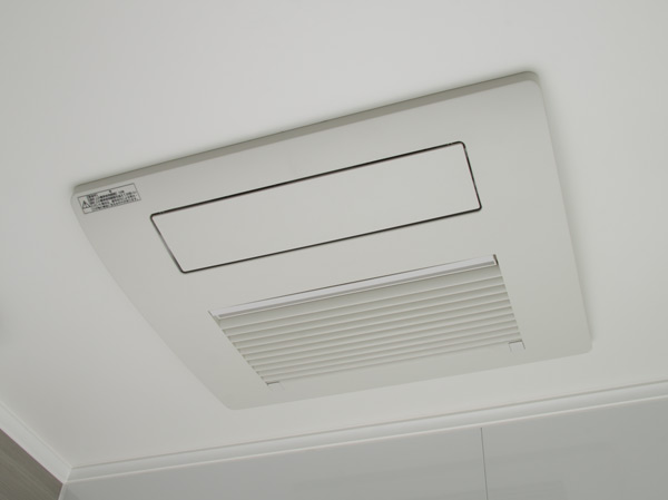 Bathing-wash room.  [TES bathroom heating dryer] In bathroom, Drying ・ Cool breeze ・ heating ・ It equipped with ventilation and with multi-functional bathroom heating ventilation dryer. Also to dry out the laundry in such a rainy day.