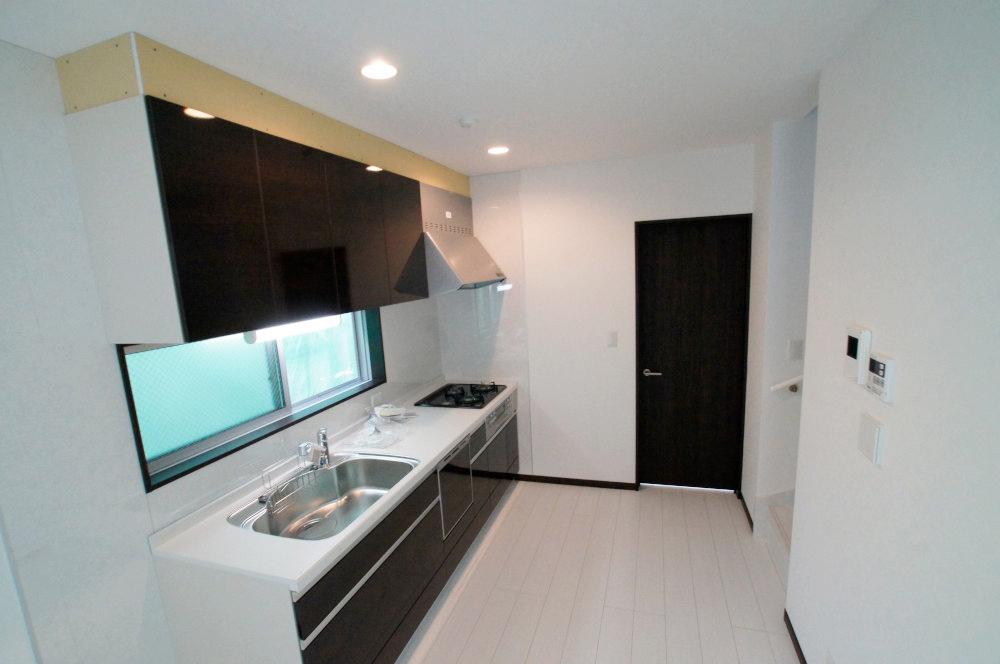 Same specifications photo (kitchen). It will be the construction example of the kitchen. It will be equipped with dishwasher.