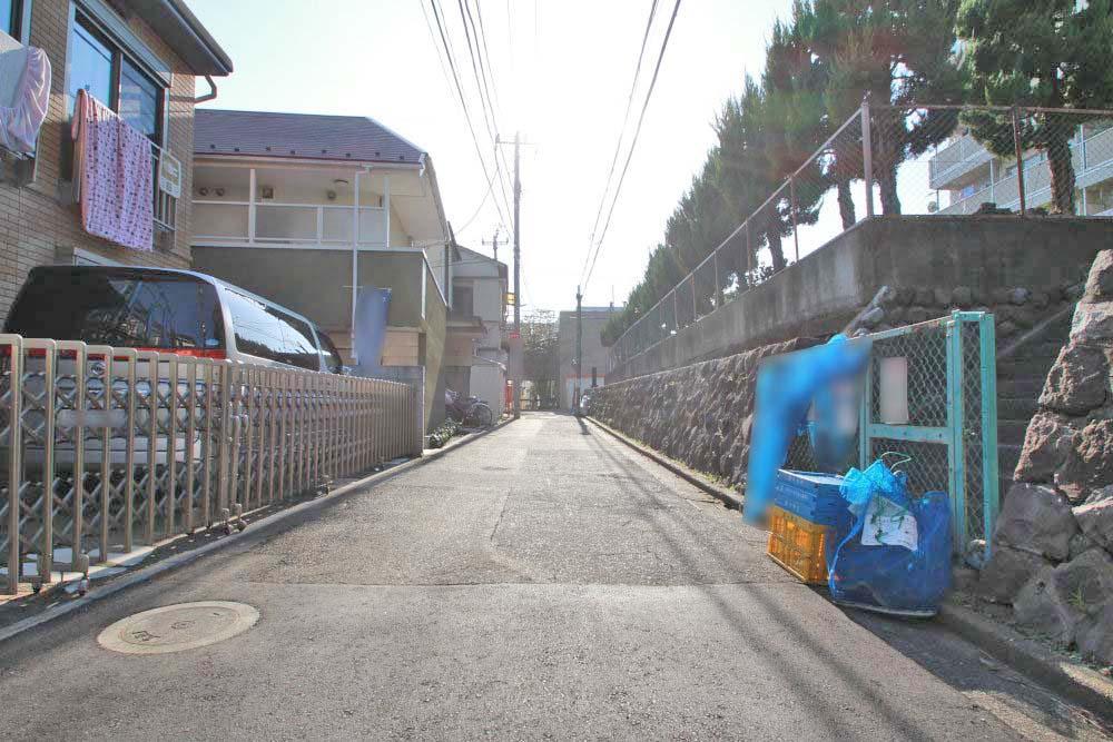 Local photos, including front road. Front road is less car street, Small children is also safe.