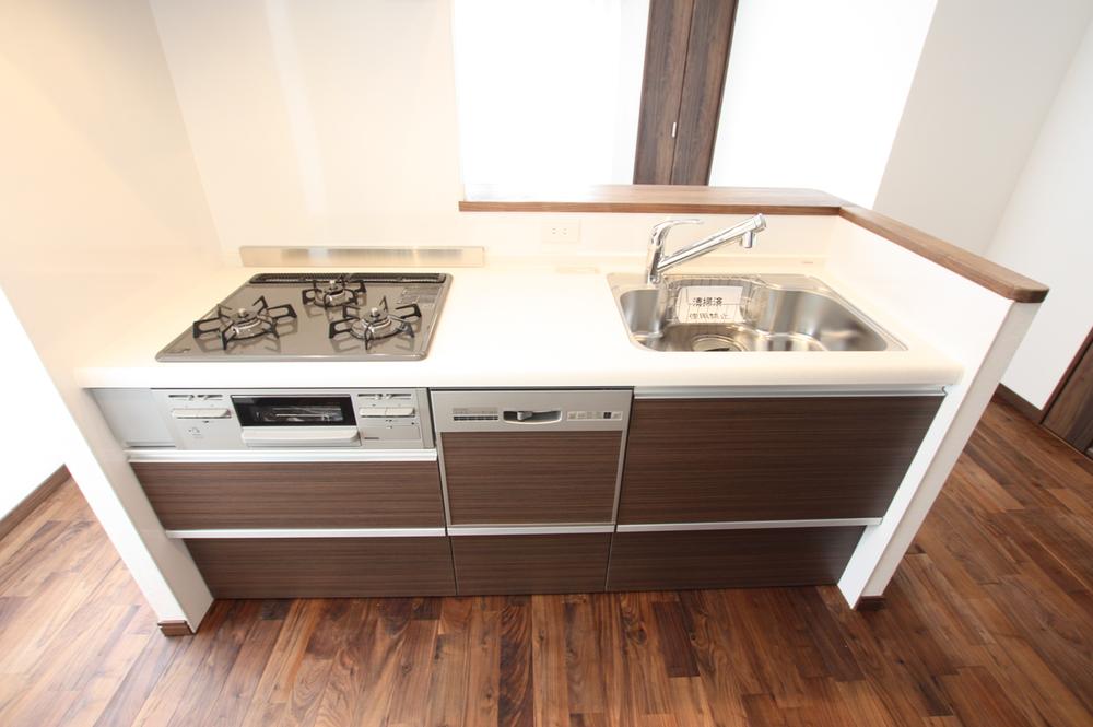 Kitchen. Designer renovation of natural solid wood specification!