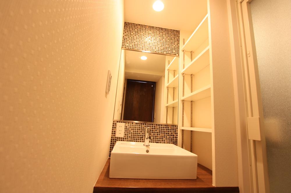 Wash basin, toilet. Stylish wash basin