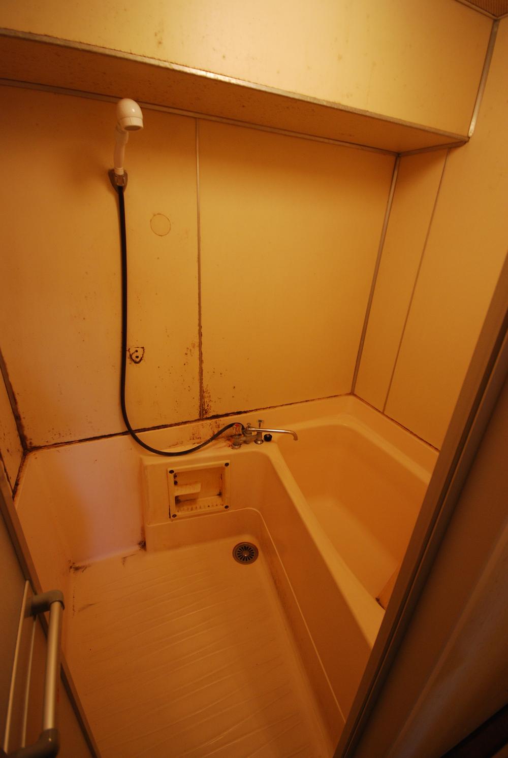 Bathroom. Indoor (12 May 2013) Shooting