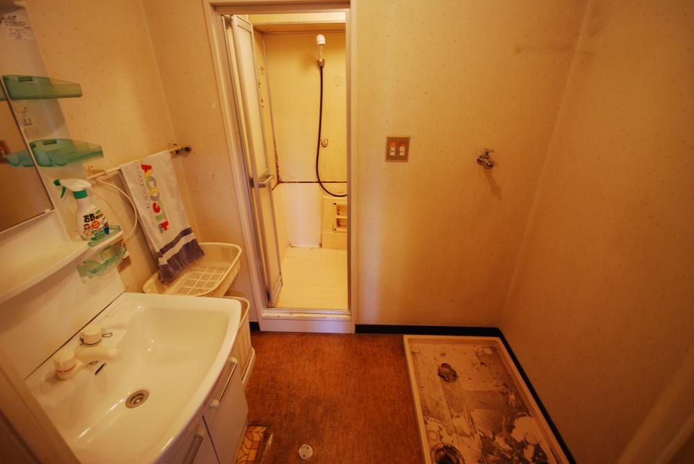 Wash basin, toilet. Indoor (12 May 2013) Shooting