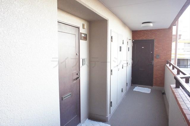 Entrance. Local (December 15, 2013) Shooting