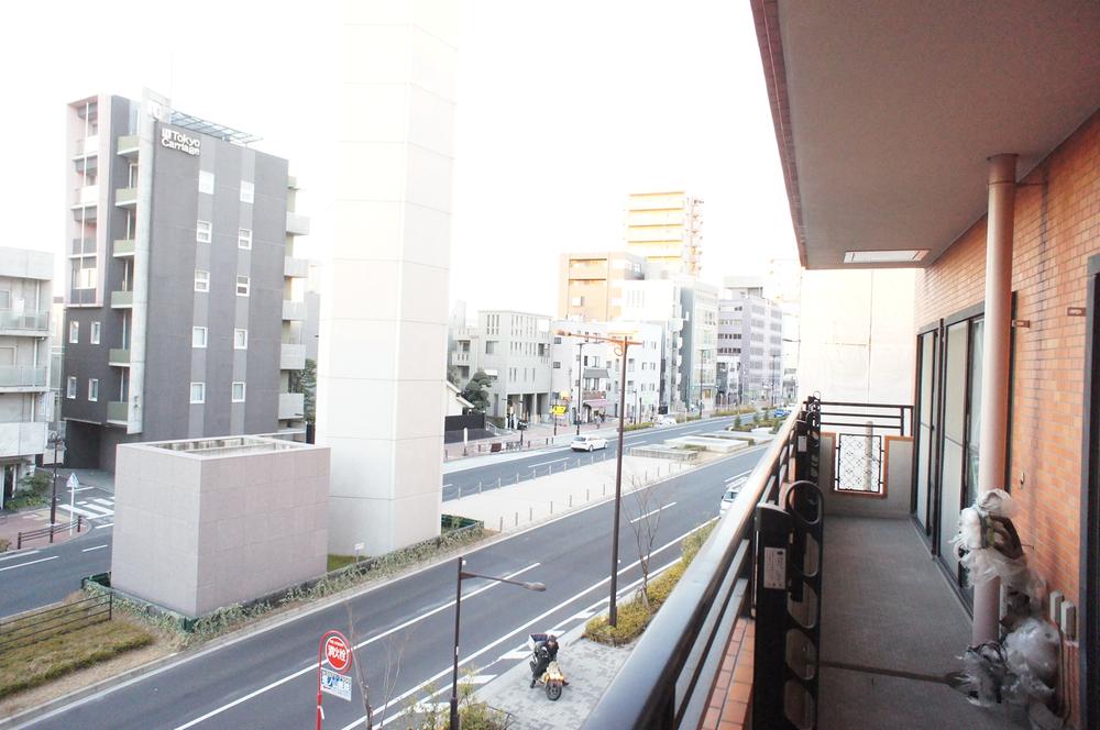 View photos from the dwelling unit. Local (December 15, 2013) shooting shadow