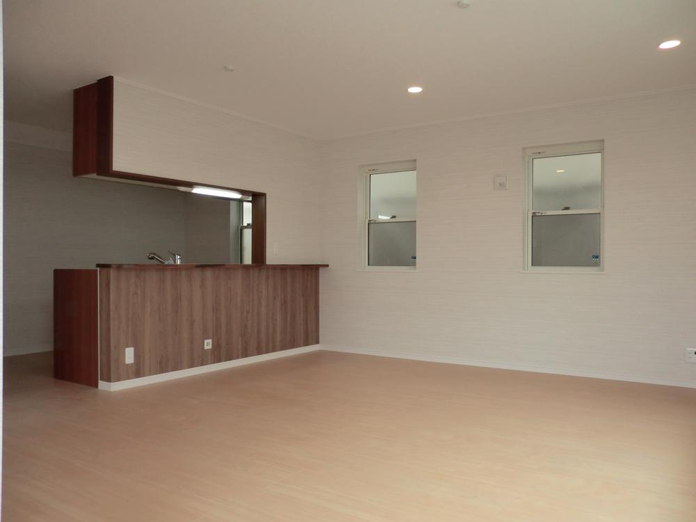 Same specifications photos (living). Adopt a special olefin sheet to be long-lasting beauty living room flooring. There is a strongly excellent scratch resistance to sunburn.