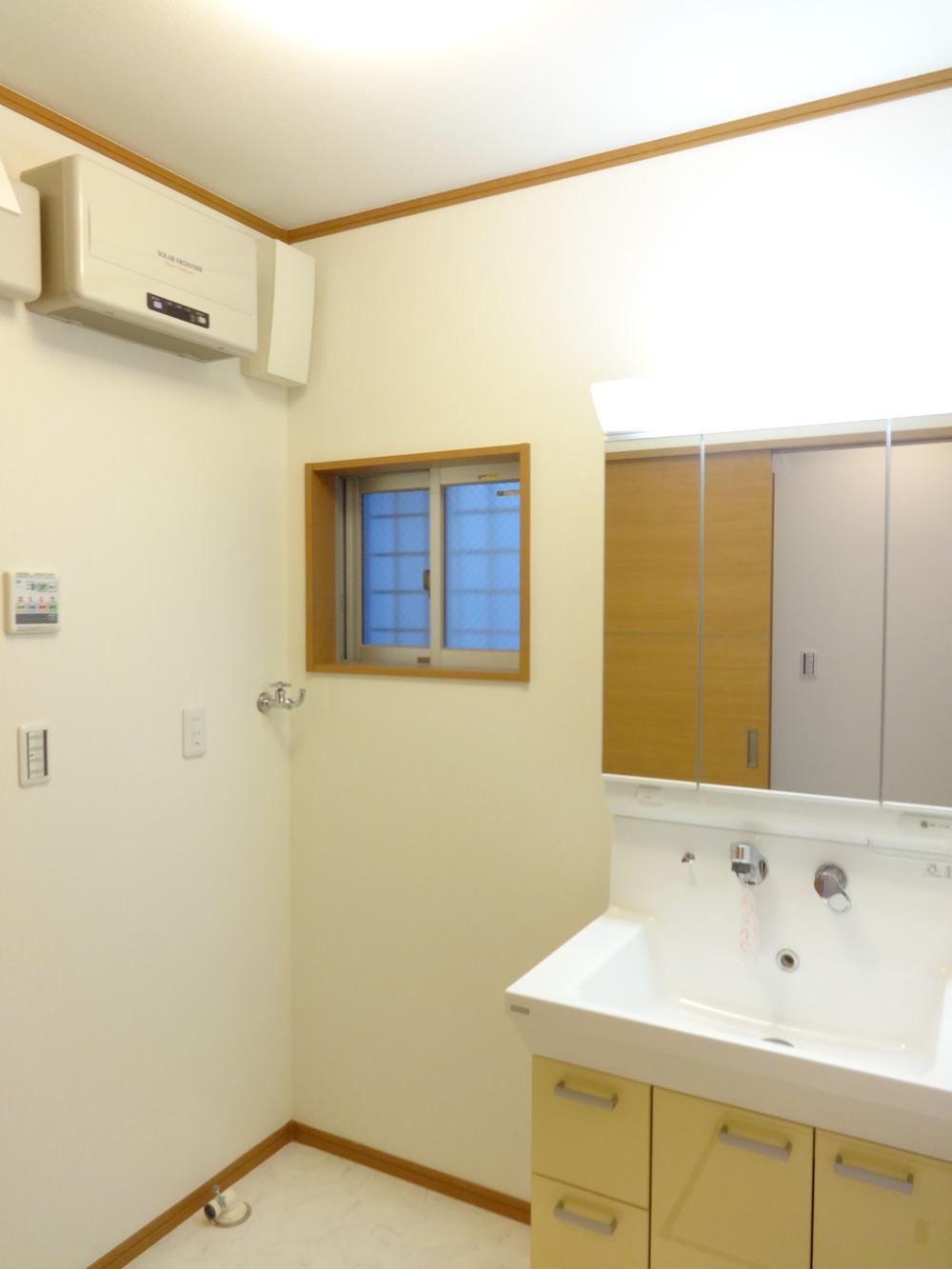 Wash basin, toilet. Indoor (10 May 2013) Shooting