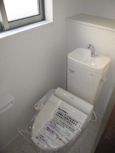 Toilet. Indoor (12 May 2013) Shooting