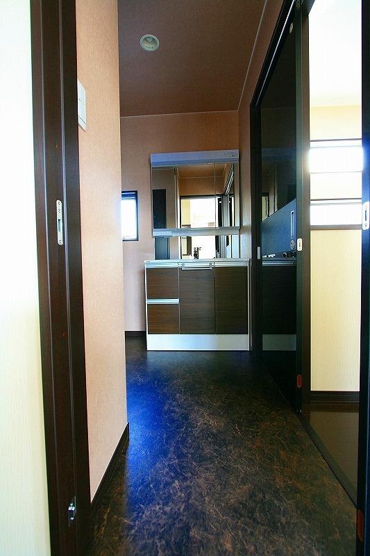 Wash basin, toilet. Vanity is W900