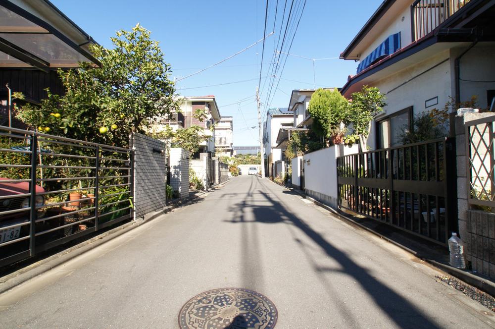 Local photos, including front road. Please be assured that the front road is very traffic volume is low. 
