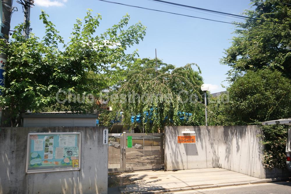 kindergarten ・ Nursery. Horse chestnut to nursery school 903m