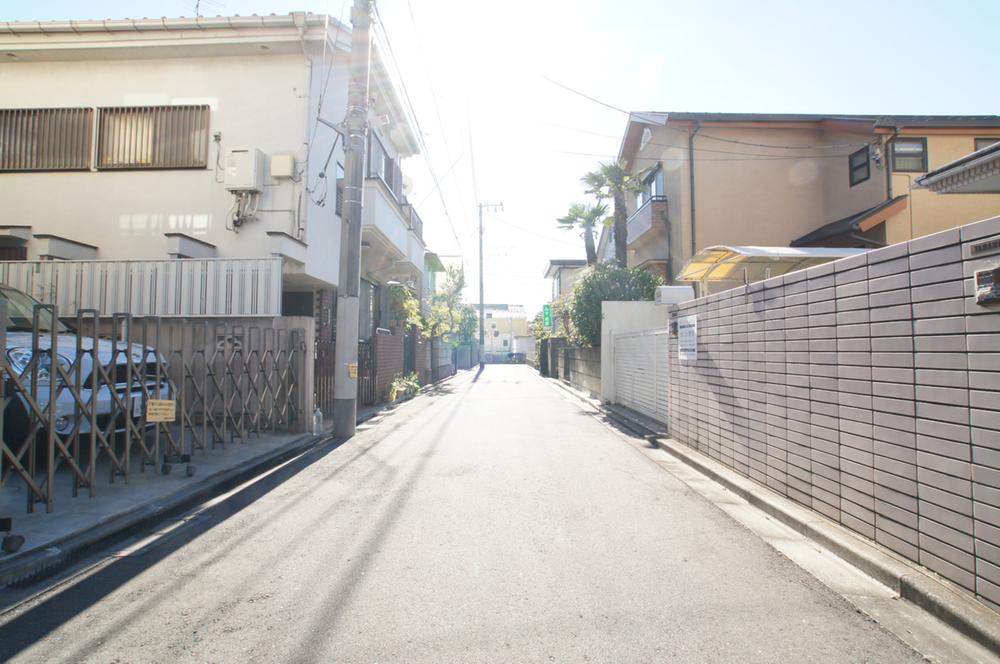 Local photos, including front road. Surrounding environment is residential area. Small children is also safe. 