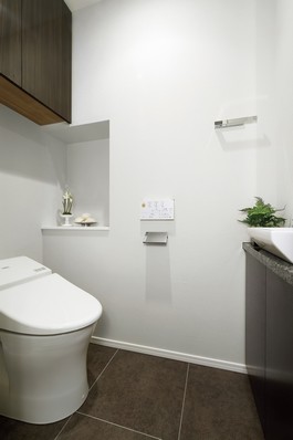 Directions to the model room (a word from the person in charge)