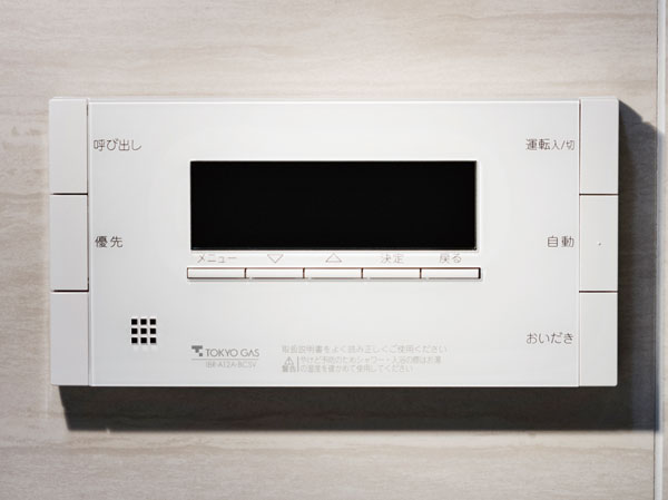 Bathing-wash room.  [Otobasu] Hot water temperature settings or hot water setting, etc., Switch one easy operation. Also equipped with a controller in the bathroom and kitchen, Bathing preparation even in busy hours to household chores can be smoothly.
