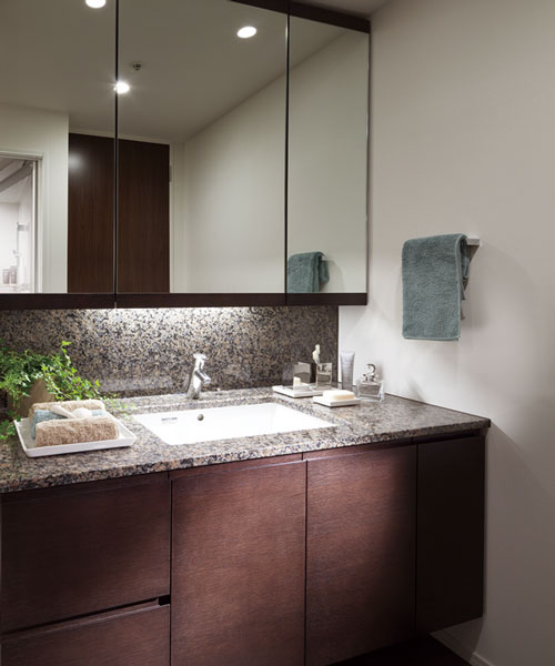 Bathing-wash room.  [POWDER ROOM] Vanity is not only functional, It stuck to the material. The upper and lower frame and the door of the three-sided mirror, It is veneer specification of beautiful natural wood. Fine structure will emphasize more the function of a dresser.