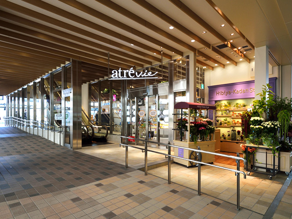 Surrounding environment. Atorevi Higashi-Nakano (about 80m ・ "Atorevi Higashi-Nakano" is open as a station building of a 1-minute walk) Higashi-Nakano Station. Bookstores and supermarkets ・ The day-to-day lifestyle conveniently fulfilling the store, such as child care centers has entered as a tenant, And adorned with colorful.