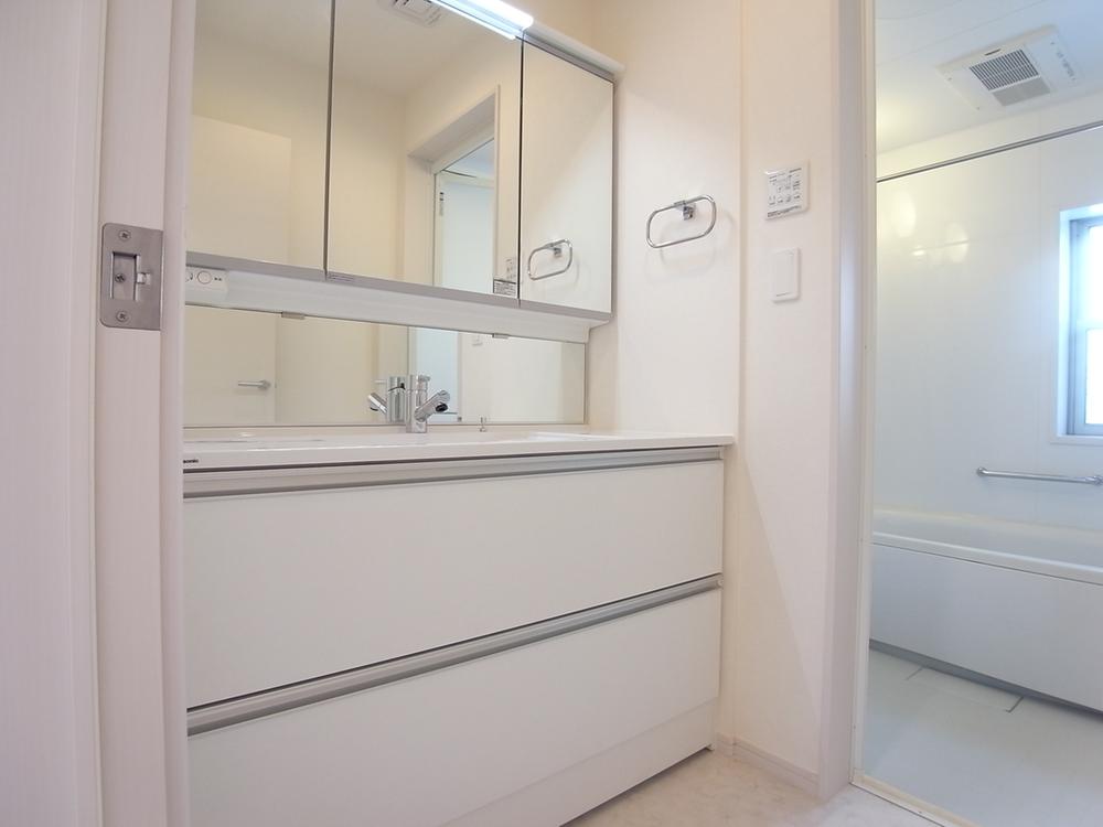 Wash basin, toilet. Building G