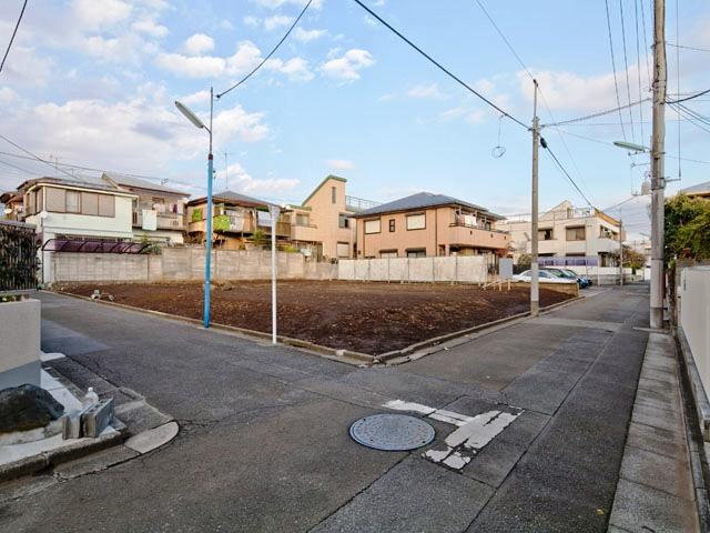 Local photos, including front road. Local (11 May 2013) Shooting