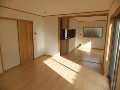 Same specifications photos (living). State opened the door of the living room