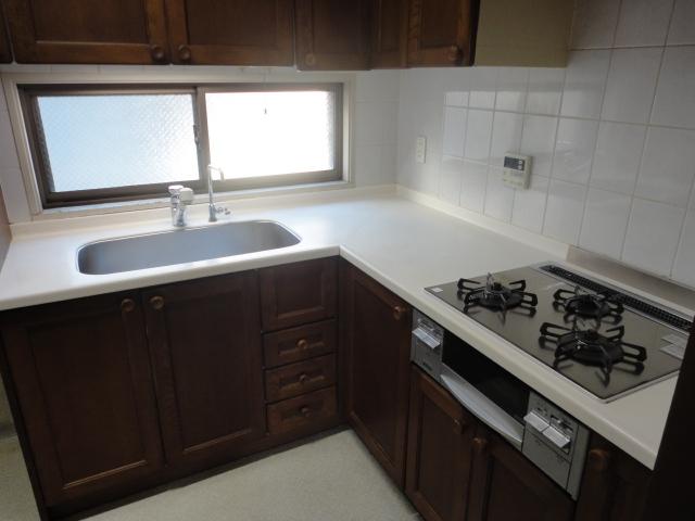 Kitchen. Glass top stove, With water purifier