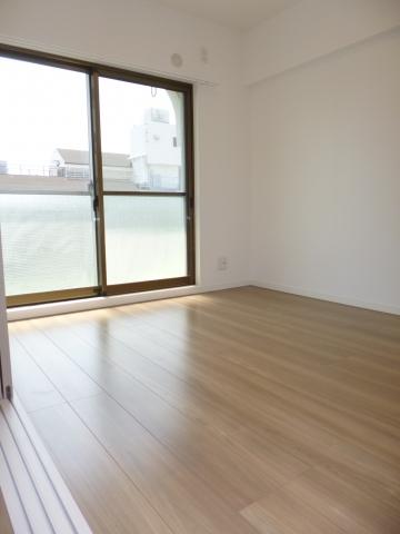 Non-living room. (1)