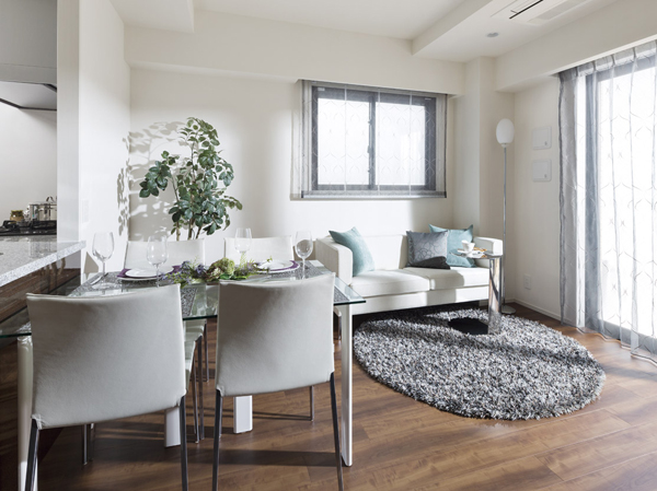 Living.  [living ・ dining] To ensure the lighting from large windows facing the balcony, It has achieved a comfortable space in a two-sided opening coupled with relaxed. (Following the indoor photo model room I type)