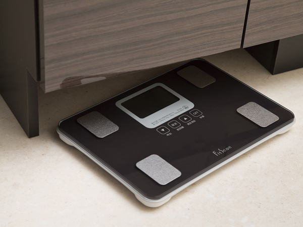 Bathing-wash room.  [Health meter storage] It has secured a convenient space to be neat and put away the health meter to vanity bottom.