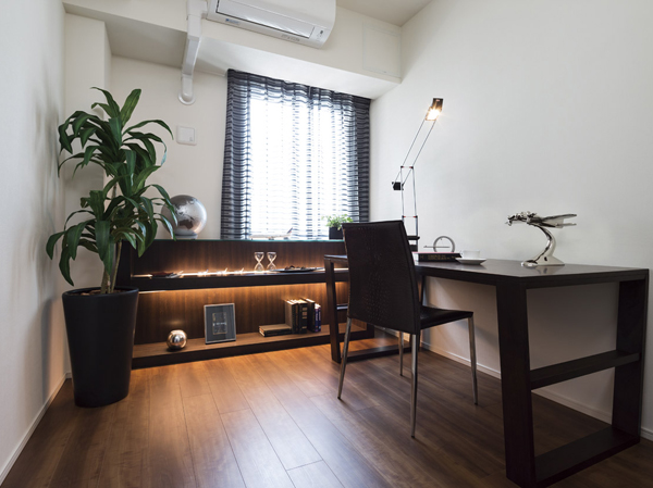 Interior.  [Western-style (1)] As study, Western-style loose and can stretch the wings as a hobby of the room (1).