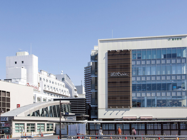 Surrounding environment. In the "Higashi-Nakano" station west exit is, Maintenance, such as Station Square and the underground parking lot of Rotary with a bus and taxi stand is in place facing the Yamate Street is in progress. In 2012, Early-Bird station building "Atorevi" was opened. Also, Including the sidewalk in the Yamate Street, Create a bicycle traffic zone and stopping lane, The development of strong urban development have been made to further disaster, such as underground electric wires. (Higashi-Nakano Station: about 180m ・ A 3-minute walk)