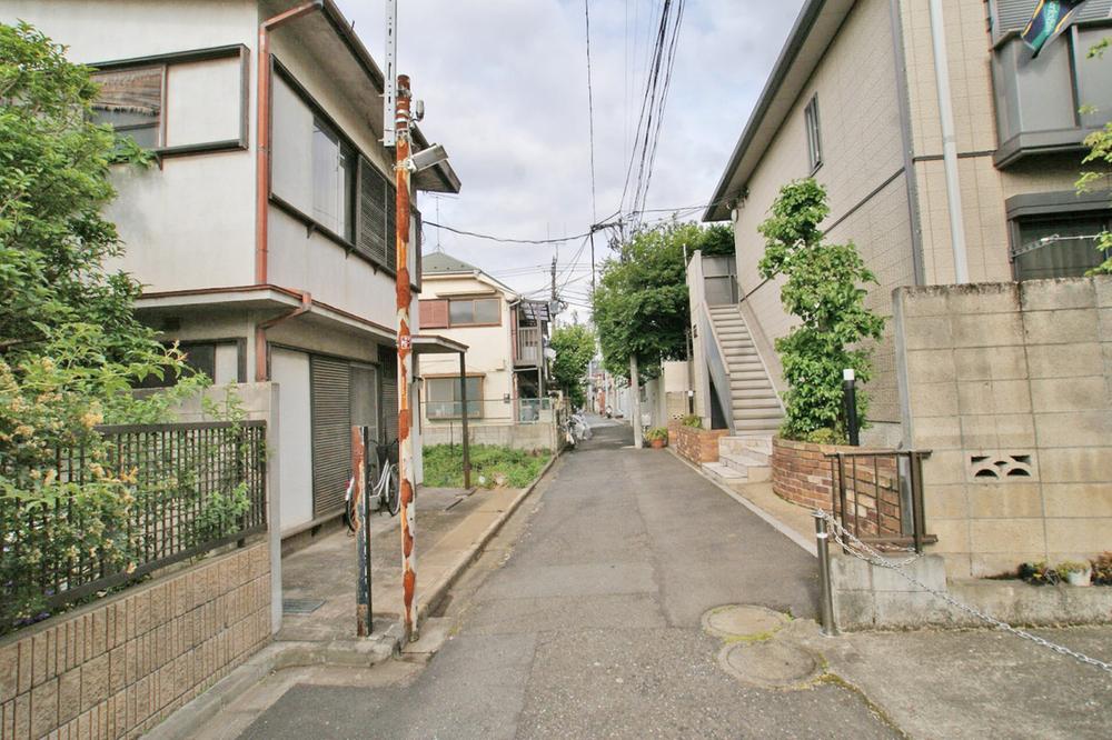 Local photos, including front road. Traffic volume is also less pedestrian traffic is also less calm road.