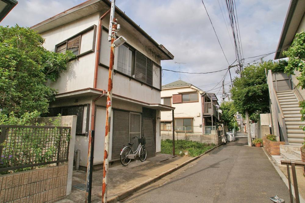 Local photos, including front road. Looking also not care, This terrain can be a private space to cherish.