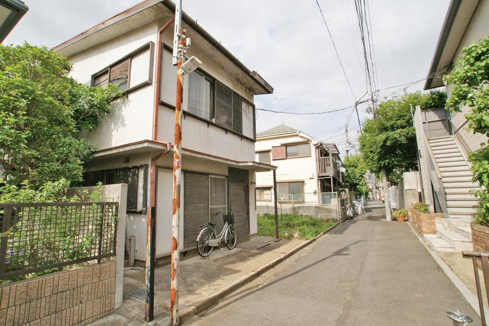 Local land photo. Beautiful paved road.