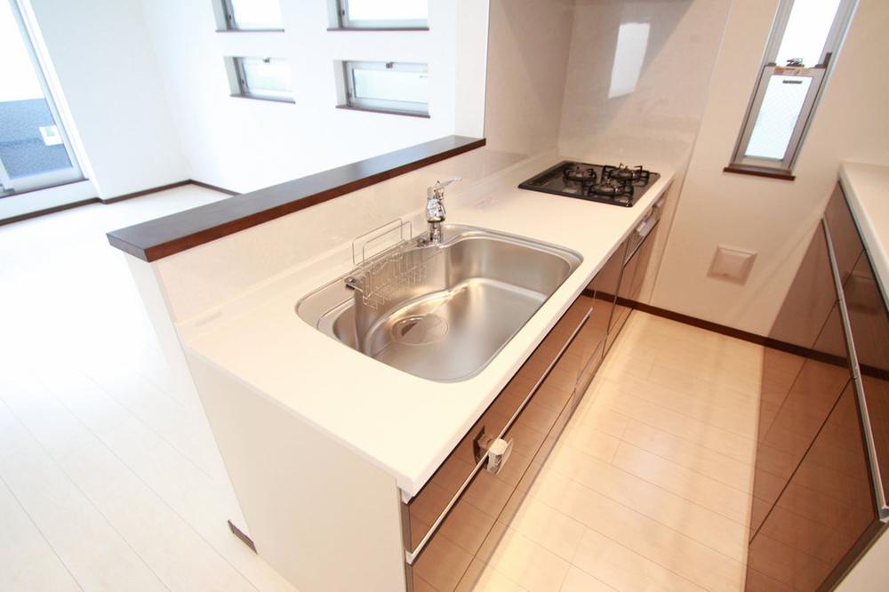 Kitchen. It is a popular face-to-face kitchen. There is a utility, It can be used for multi-purpose.