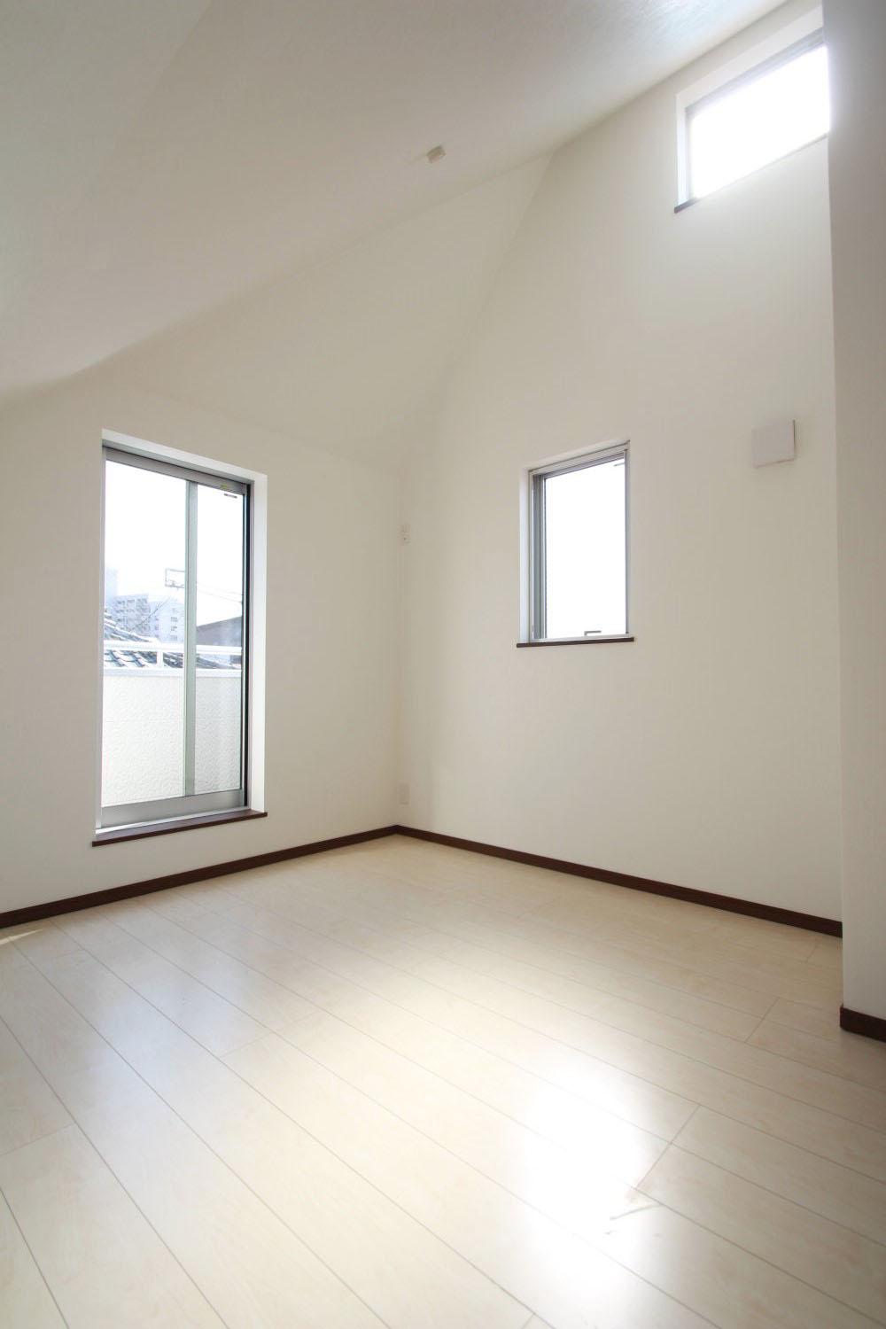 Non-living room. It will be on the third floor of the living room. It has become the atrium ceiling.