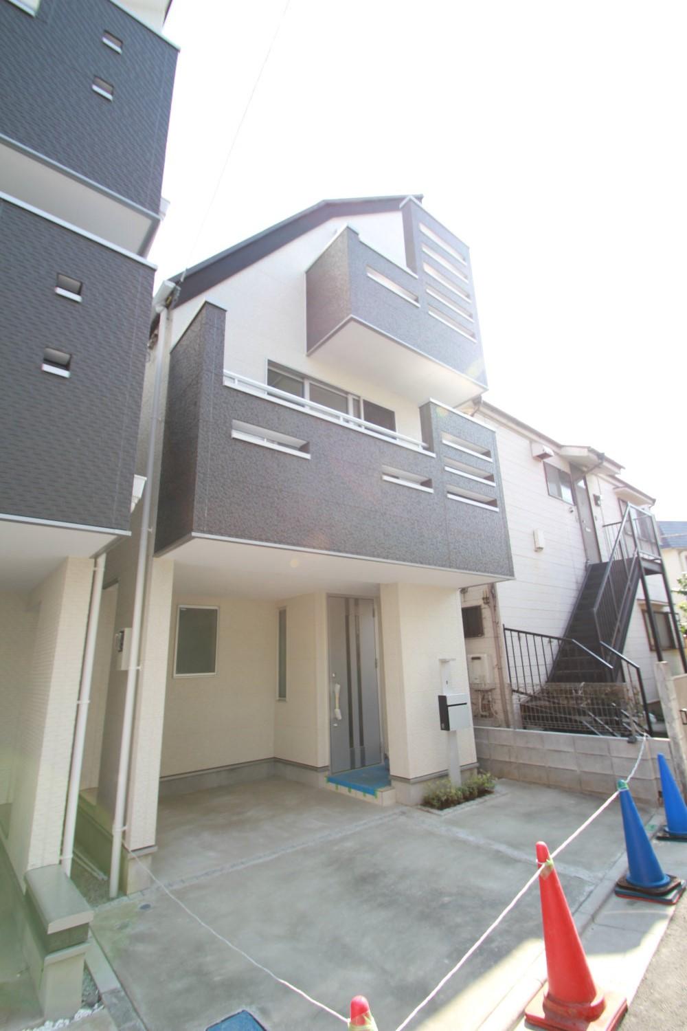 Local photos, including front road. Front road is less car street, Small children is also safe.