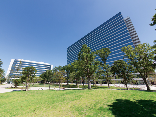 Surrounding environment. Park and hospitals, University, Business building one after another reached the completion Nakano chome district district plan (scheduled to be completed April 2014). Spacious cities and a peace of mind in the unlikely event of the Oasis "forest park of Nakano Four Seasons," "Tokyo Metropolitan Police Hospital" and the like have been completed.  ※ Photos Nakano Central Park (about 470m ・ 6-minute walk)