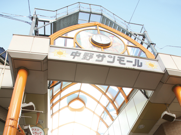 Surrounding environment. Two large shopping district to represent the "Nakano," "Nakano Sun Mall shopping street", "Nakano Broadway". On the day of rain is a familiar enough can also be used to route to the station to avoid the outdoors. Also, The Ekiminami side "Nakano Marui" also open, It further enhances the pleasure of living.  ※ Photos Nakano Sun Mall shopping center (about 350m ・ A 5-minute walk)